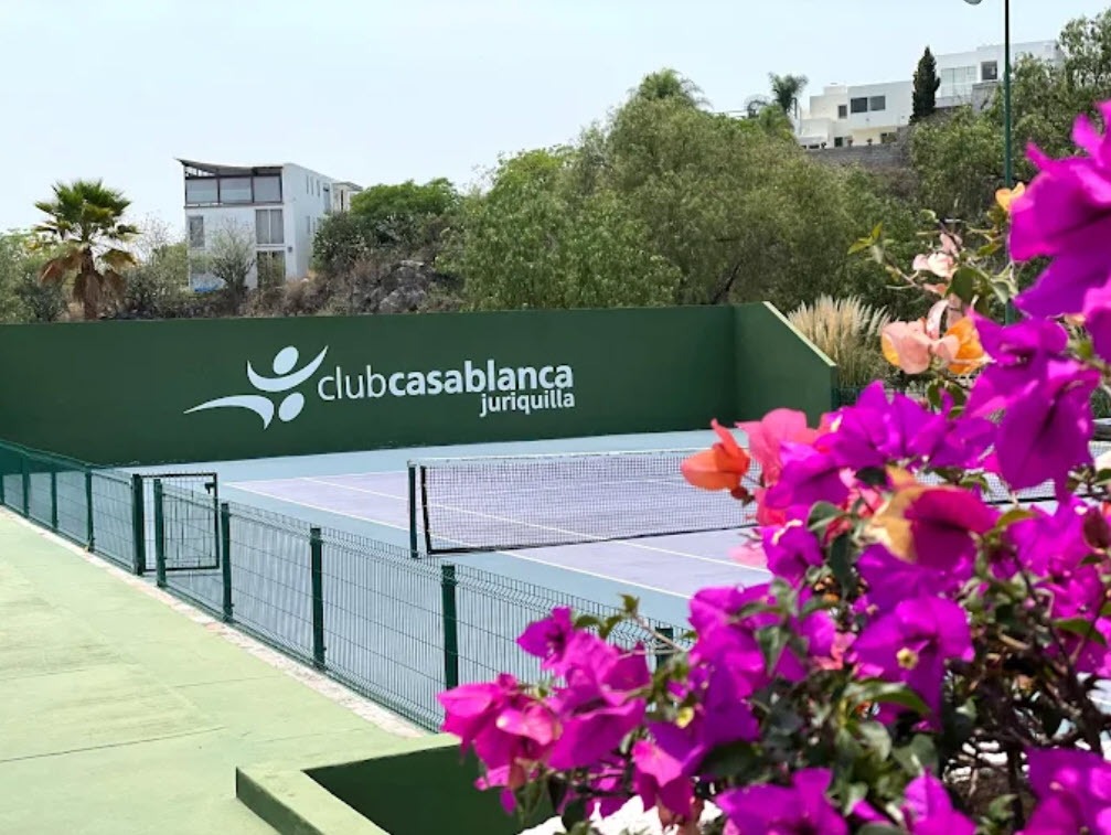 Canchas de Tenis de Casablanca Juriquilla rodeadas de flores
